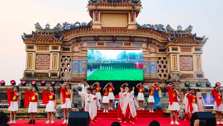 Màn đồng diễn hưởng ứng chương trình của học sinh thành phố Huế.