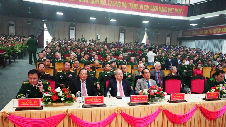 Các đồng chí lãnh đạo tỉnh qua các thời kỳ và các ban, ngành cùng đảo đảo cán bộ, chiến sĩ tham dự. Các đồng chí lãnh đạo tỉnh qua các thời kỳ và các ban, ngành cùng đảo đảo cán bộ, chiến sĩ tham dự.