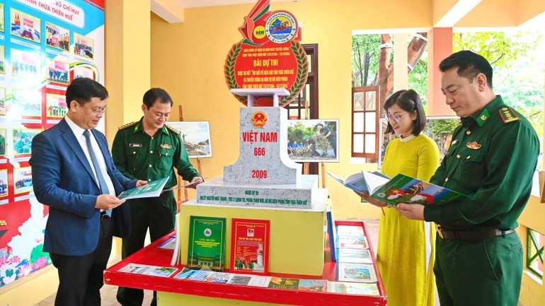 Đồng chí Nguyễn Thanh Bình (ngoài cùng bên trái) cùng các đại biểu tham quan những bài viết xuất sắc tham gia Cuộc thi viết “Tìm hiểu về biên giới tỉnh Thừa Thiên Huế và truyền thống 60 năm Bộ đội Biên phòng Thừa Thiên Huế (15/12/1964-15/12/2024)”. (Ảnh: Ngọc Bình)