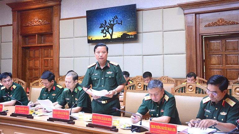 Lãnh đạo Bộ Tư lệnh Quân khu 4, Trung tướng Hà Thọ Bình phát biểu tại buổi làm việc.