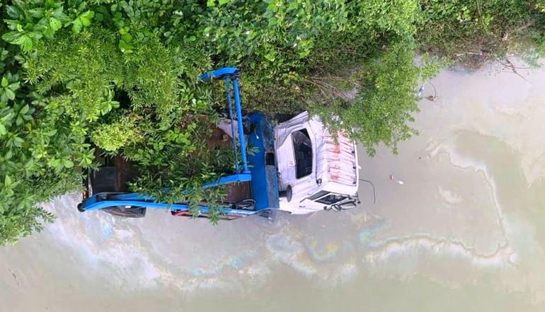 Chiếc xe chở rác đã được lực lượng chức năng đưa lên khỏi mặt nước và trục vớt vào bờ an toàn.