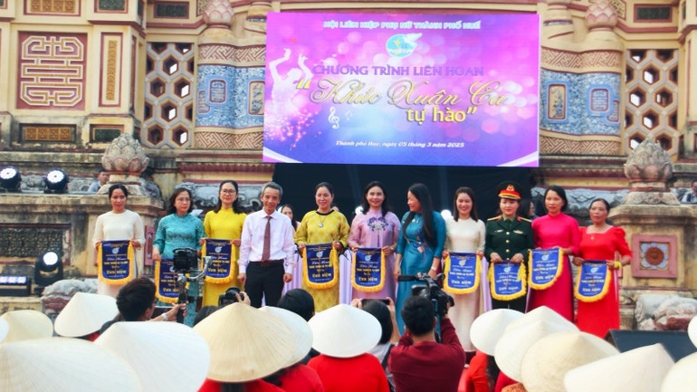 Trao cờ lưu niệm cho các đội tham gia liên hoan.