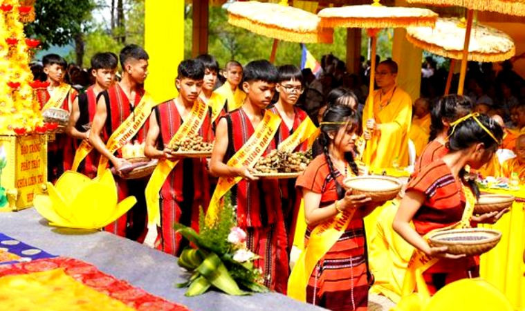 Đồng bào Phật tử ở miền núi A Lưới dâng các vật phẩm cứng dường lên Đức Bồ Tát Quán Thế Âm nhân Ngày Khánh đản.