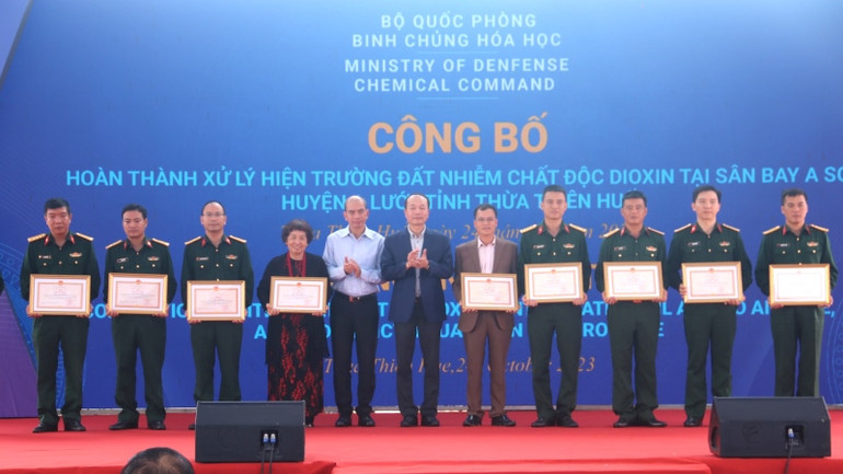 Trao tặng Bằng khen của Bộ trưởng Quốc phòng cho các cá nhân có thành tích xuất sắc trong quá trình thực hiện dự án.