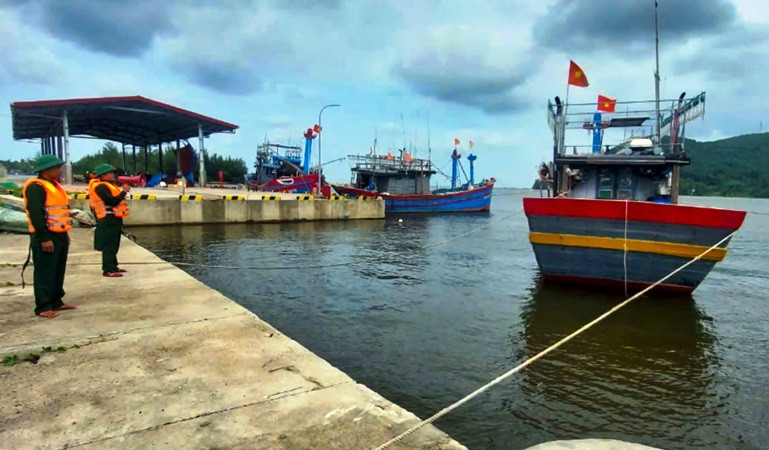 Đồn Biên phòng cửa khẩu cảng Chân Mây tuyên truyền, hướng dẫn người dân nuôi trồng hải sản phòng, chống bão. (Ảnh: Võ Tiến)