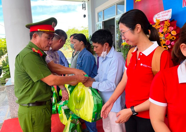 Đại tá Hồ Xuân Phương, Phó Giám đốc Công an tỉnh tặng quà cho các cá nhân.