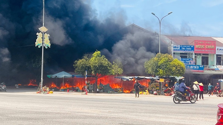 Ngọn lửa bùng phát mạnh, bao trùm cả khu chợ An Lỗ.
