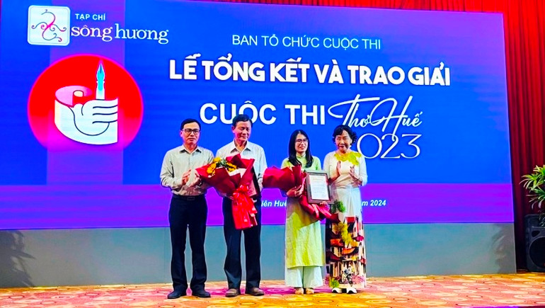 Hai tác giả Huỳnh Thị Quỳnh Nga và Nguyễn Thiền Nghi đoạt giải Nhì cuộc thi "Thơ Huế 2023".