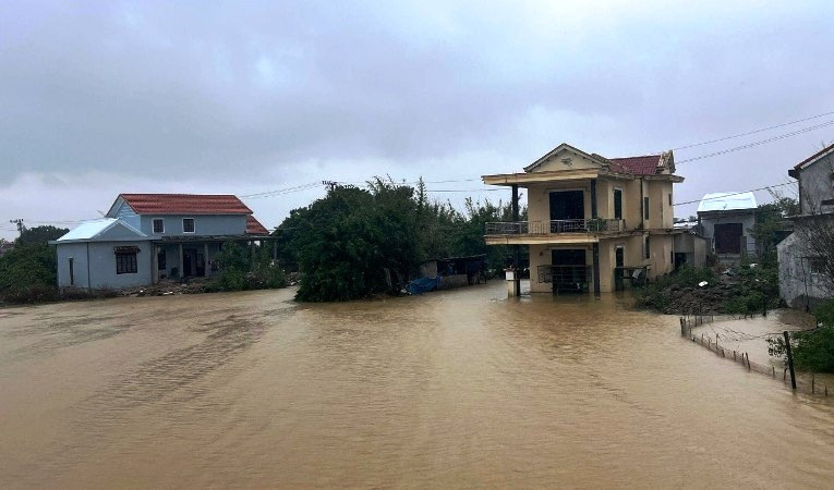 Nước lũ tại các sông ở tỉnh Thừa Thiên Huế bắt đầu dâng cao trở lại từ sáng 18/10.