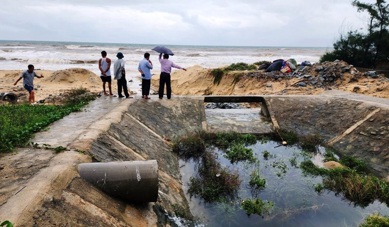 Bí thư Huyện ủy Phú Vang Trần Gia Công cùng đại diện cơ quan chức năng tiến hành kiểm tra, chỉ đạo khẩn trương tổ chức gia cố, khắc phục công trình bị sạt lở bảo đảm an toàn.