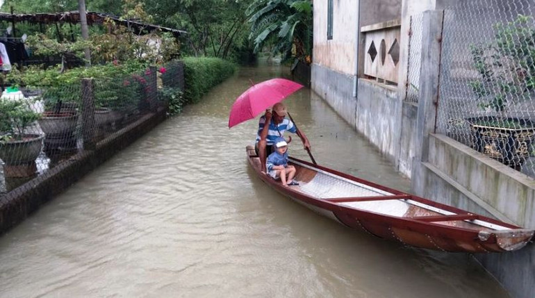 Mưa lớn trong 2 ngày qua gây chia cắt nhiều tuyến đường liên thôn, xóm ở vùng thấp trũng huyện Quảng Điền, người dân phải sử dụng thuyền đi lại. (Ảnh: CTV)