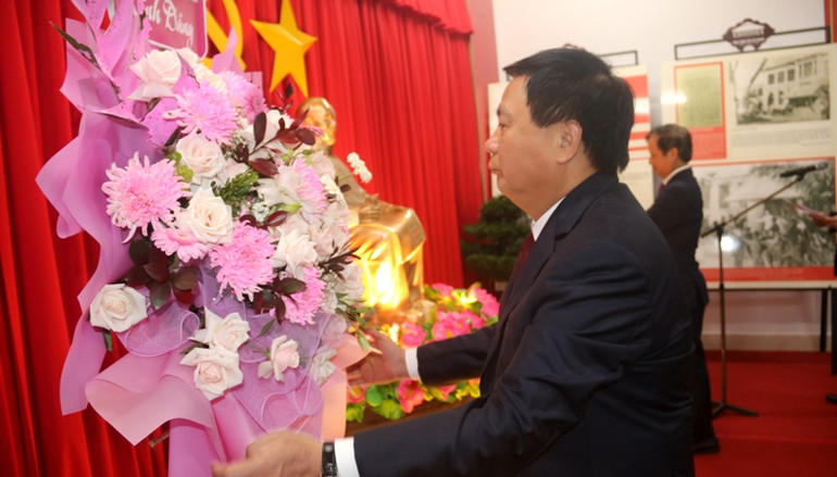 Đồng chí Nguyễn Xuân Thắng dâng hoa lên Chủ tịch Hồ Chí Minh tại Phòng truyền thống của Trường Chính trị Nguyễn Chí Thanh.