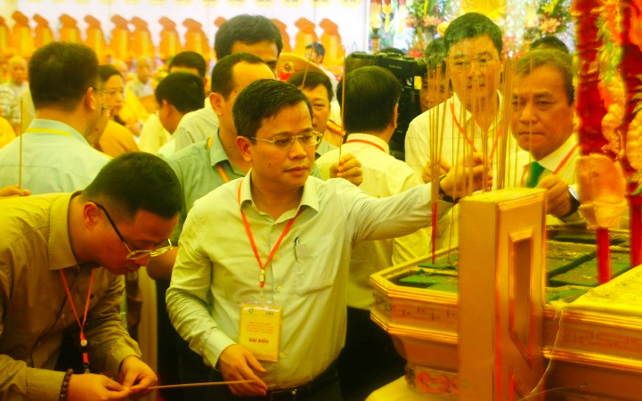 Đoàn đại biểu dâng hương tại Đại lễ Cầu siêu các nạn nhân tử vong do tai nạn giao thông.