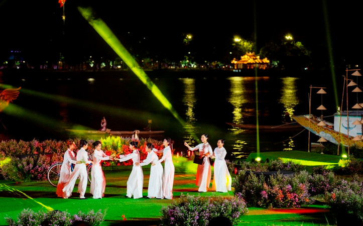 Lễ hội "Áo dài Huế - Chuyện kể từ dòng sông" trong chuỗi hoạt động Lễ hội mùa thu - Festival Huế 2023 theo định hướng bốn mùa.