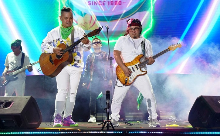 Chương trình chào đón năm mới có sự góp mặt của những ca sĩ, nghệ sĩ có tên tuổi như Hiếu Thứ Hai, Orange, Đinh Xuân Kỳ...