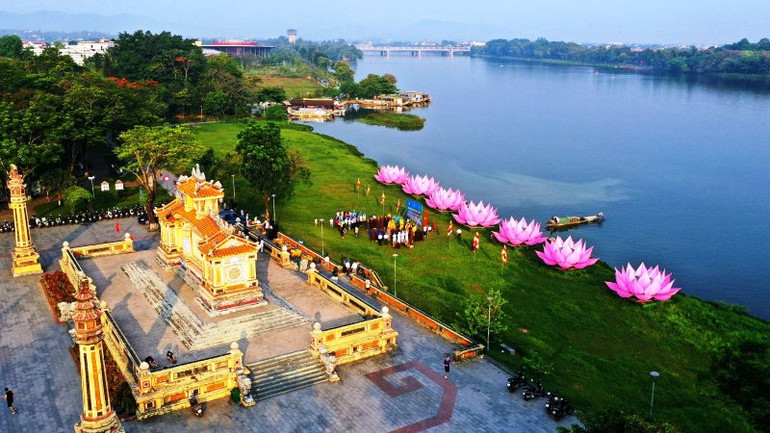 Hạ thủy 7 đóa sen trên sông Hương đã mở đầu Tuần lễ Phật đản năm 2024 - Phật lịch 2568 tại Thừa Thiên Huế.