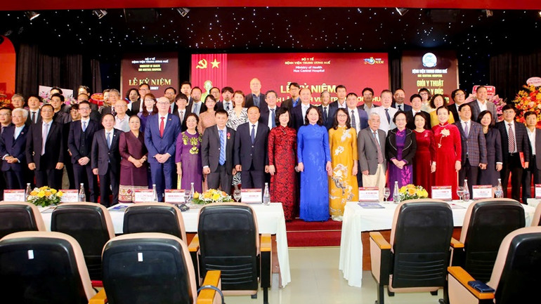 Lãnh đạo Đảng và Nhà nước, Bộ Y tế và các ban, ngành, địa phương chụp ảnh lưu niệm cùng lãnh đạo, cán bộ công nhân viên Bệnh viện Trung ương Huế.