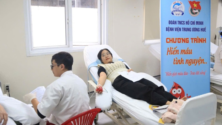 Đến cuối ngày, Trung tâm Huyết học truyền máu tiếp nhận hơn 350 đơn vị máu trong ngày hội “Blouse trắng - Trái tim hồng.