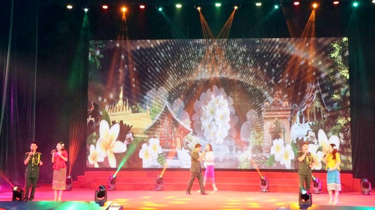 Chương trình giao lưu nghệ thuật Việt Nam-Lào là dịp để nhìn lại, kế thừa truyền thống đấu tranh cách mạng của các thế hệ đi trước.