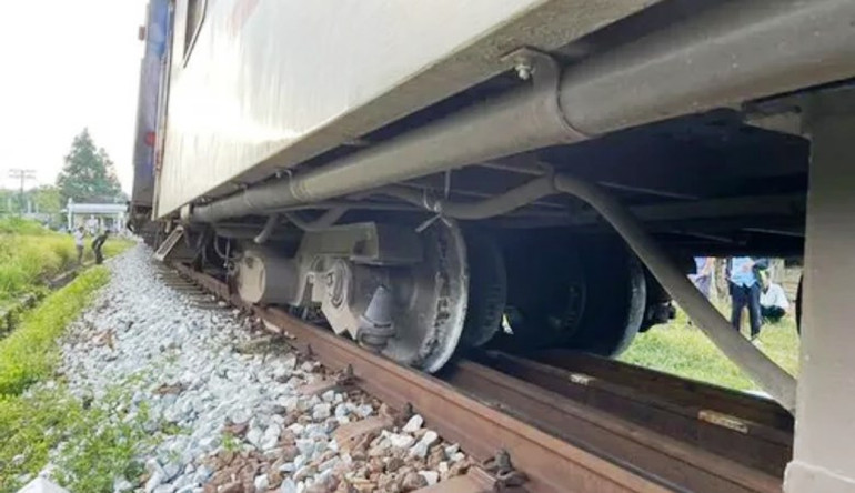 Bánh ở trục 1 và 2 bị trật khỏi đường ray.