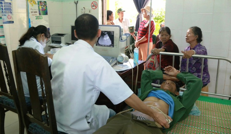 Đông đảo người dân nghèo tại Thượng Long được khám bệnh với đầy đủ các chuyên khoa và các trang thiết bị y tế như: máy siêu âm tổng quát, máy đo điện tâm đồ, test đường huyết…. Đông đảo người dân nghèo tại Thượng Long được khám bệnh với đầy đủ các chuyên khoa và các trang thiết bị y tế như: máy siêu âm tổng quát, máy đo điện tâm đồ, test đường huyết….