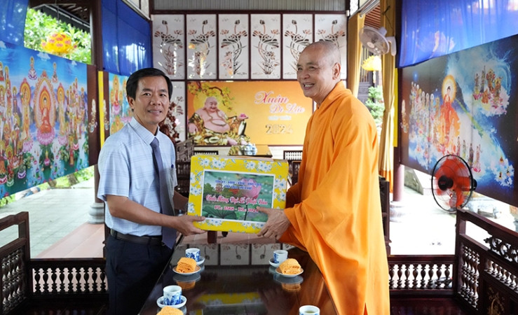 Chủ tịch Ủy ban nhân dân tỉnh Nguyễn Văn Phương thăm, chúc mừng Hòa thượng Thích Huệ Phước. (ảnh: NM)
