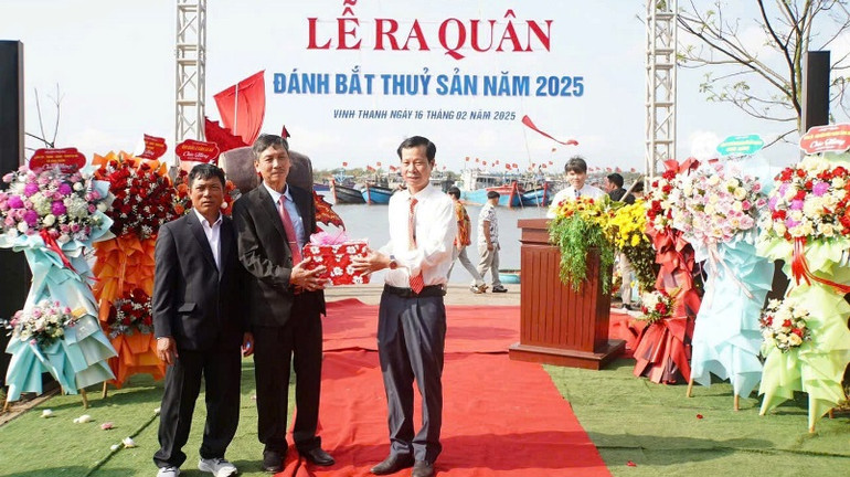 Lãnh đạo Ủy ban nhân dân huyện Phú Vang tặng quà động viên Chi hội nghề cá Vinh Thanh.
