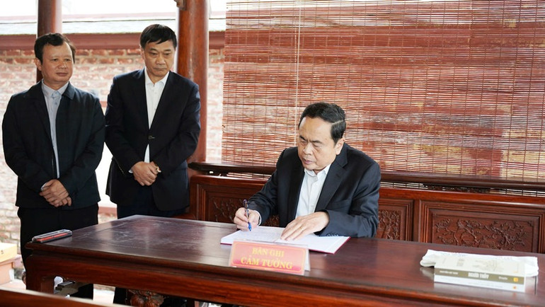 Chủ tịch Quốc hội Trần Thanh Mẫn viết những dòng tưởng nhớ Đại tướng Nguyễn Chí Thanh trong sổ lưu niệm.