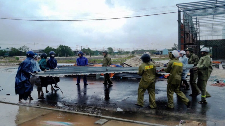 Công an huyện Quảng Điền hỗ trợ bà con tiểu thương bảo vệ tài sản tại chợ Quảng Công (huyện Quảng Điền).