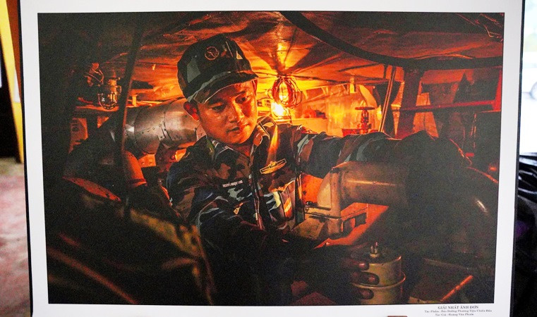 Tác phẩm “Bảo dưỡng phương tiện chiến đấu” của tác giả Hoàng Văn Phước đạt giải Nhất cuộc thi ảnh “Tự hào biên giới, biển đảo quê hương Thừa Thiên Huế”.