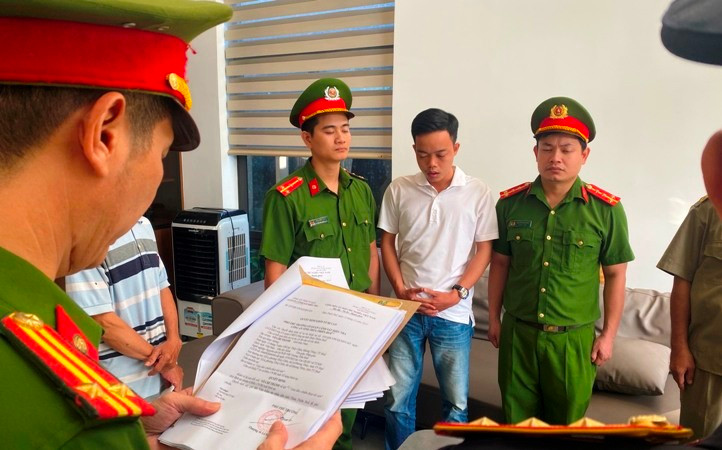 Cơ quan điều tra tống đạt quyết định khởi tố bị can, bắt tạm giam đối với Võ Chí Thành. (Ảnh: Mạnh Hùng)