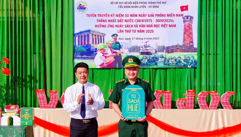 Sở Văn hoá và Thể thao TP Huế tặng “Tủ sách Huế” cho Tiểu đoàn Huấn luyện-Cơ động.