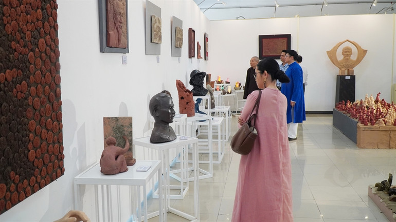 Gần 40 tác phẩm gốm về đề tài Bác Hồ cũng được trưng bày tại triển lãm.