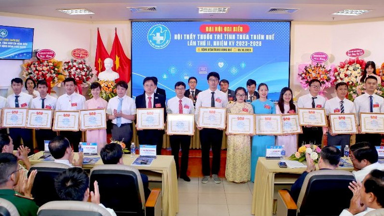 Trao Bằng khen của Trung ương Hội Liên hiệp Thanh niên Việt Nam và Trung ương Hội Thầy thuốc trẻ Việt Nam cho các cá nhân. (Ảnh: TH)