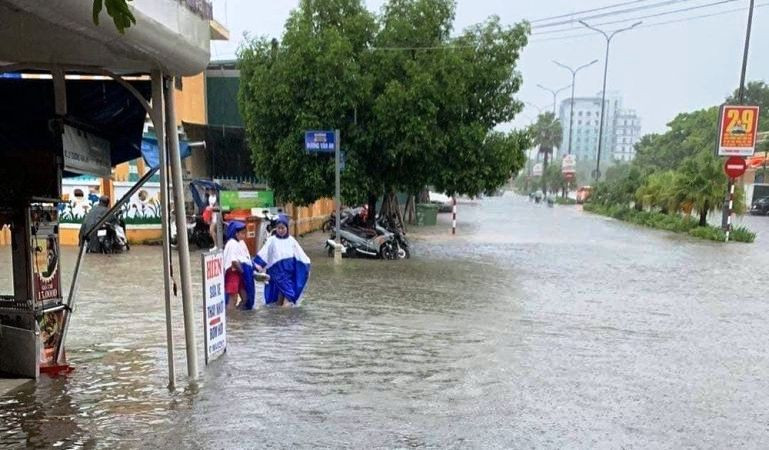 Mưa lớn trong thời gian ngắn khiến một số đoạn đường trong thành phố Huế bị ngập nặng.