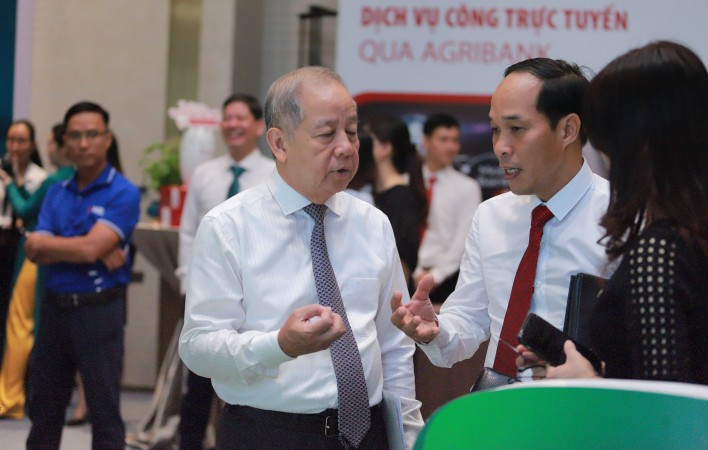 Phó Bí thư Thường trực Tỉnh ủy Phan Ngọc Thọ cùng đại diện các ngân hàng tham quan gian hàng giới thiệu các sản phẩm, dịch vụ số.