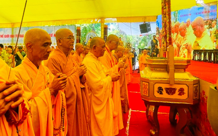 Dâng hương tưởng niệm các nạn nhân tử vong do tai nạn giao thông.