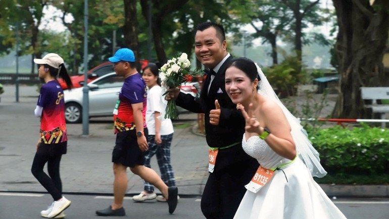 Sôi động Giải VnExpress Marathon Huế 2025 ảnh 20