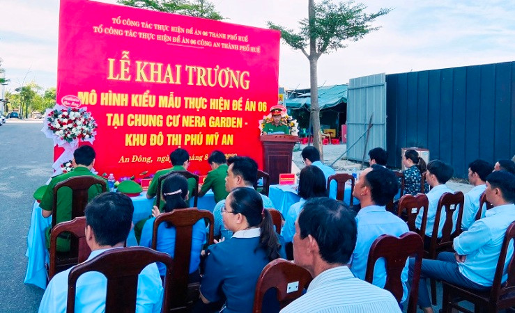 Lãnh đạo Công an tỉnh, Ủy ban nhân dân thành phố Huế cùng các cơ quan, đơn vị, cấp ủy, chính quyền địa phương dự khai trương mô hình kiểu mẫu thực hiện Đề án 06 tại Chung cư Nera Garden.