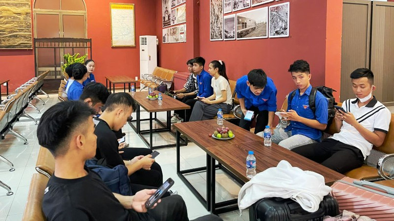 Khoảnh khắc trước lúc lên tàu SE4 khởi hành ra bắc...