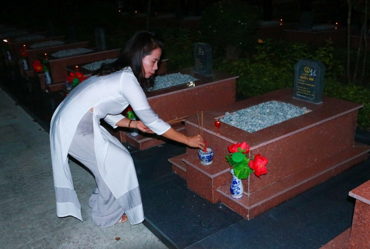 Ngọn nến điện tử được thắp sáng tượng trưng cho sự tri ân của tuổi trẻ Thừa Thiên Huế đến các anh hùng liệt sĩ.