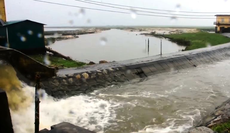 Công ty Quản lý khai thác công trình thủy lợi Thừa Thiên Huế đang tổ chức vận hành hệ thống cửa đập, cống thủy lợi đảm bảo khả năng thoát lũ cho vùng hạ du.