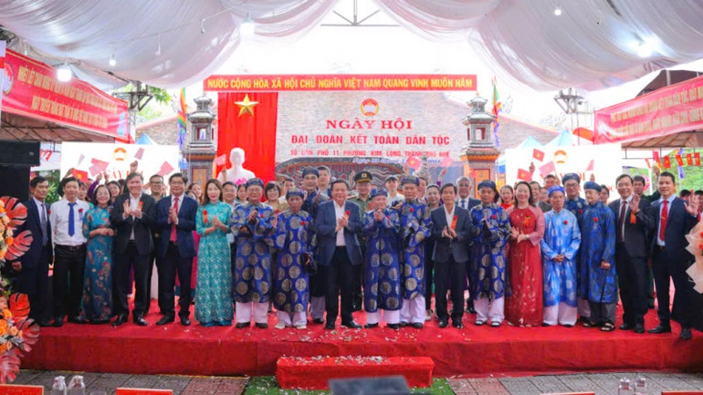 Đồng chí Nguyễn Xuân Thắng, Chủ tịch Ủy ban nhân dân tỉnh Nguyễn Văn Phương và các đồng chí lãnh đạo Đảng, Nhà nước, lãnh đạo tỉnh và thành phố chụp hình lưu niệm với nhân dân tổ dân phố 11.