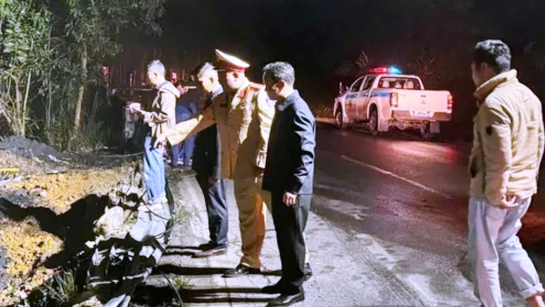 Lãnh đạo huyện A Lưới cùng lực lượng chức năng có mặt tại hiện trường chỉ đạo công tác cứu hộ cứu nạn.