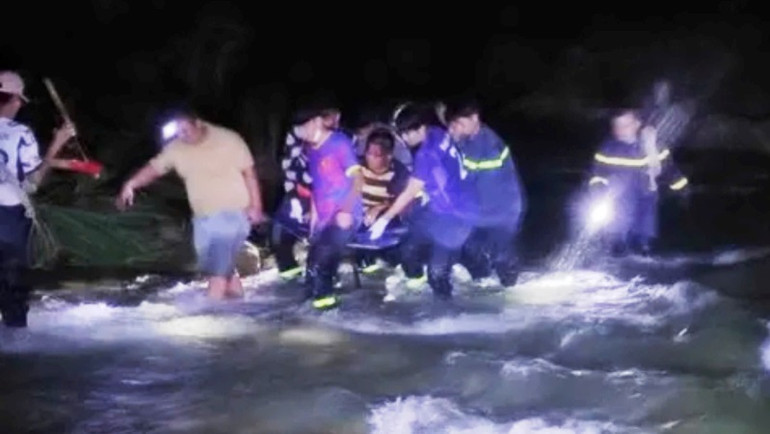 Lực lượng chức năng ứng cứu tài xế.