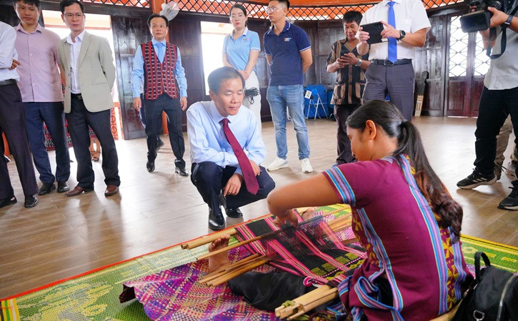 Các đại biểu tham quan không gian các làng nghề truyền thống.