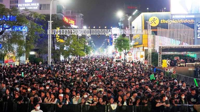 Các tuyến đường giao nhau với đường Hùng Vương ngay ở khu vực diễn ra chương trình Countdown chật kín người.