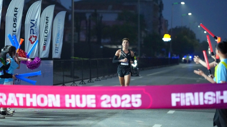 Sôi động Giải VnExpress Marathon Huế 2025 ảnh 26