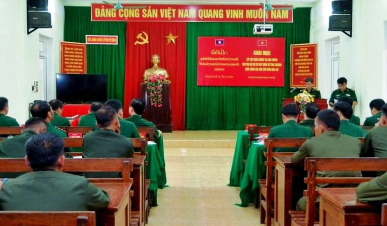 20 cán bộ, chiến sĩ thuộc Bộ Chỉ huy Quân sự tỉnh Salavan (Lào) tham gia lớp tập huấn. (Ảnh: Võ Tiến)