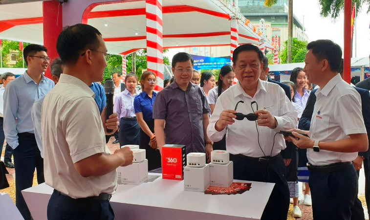 Đồng chí Bí thư Trung ương Đảng Nguyễn Trọng Nghĩa thăm các gian hàng tại Hội chợ triển lãm.